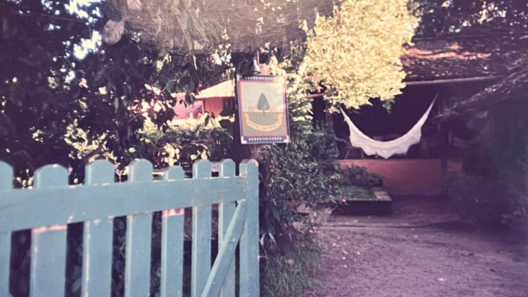 Na Praça Hotel é o hotel boutique localizado bem no coração do Quadrado de Trancoso, fundado originalmente há cerca de 40 anos como o antigo Hotel da Praça e reestruturado por fundadores e parceiros locais (como Lia Udler, Ricardo Salem, Lara Araújo e Gabu Bittencourt)