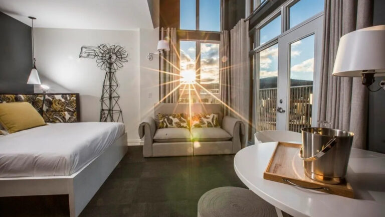 No Le Germain Charlevoix, em Baie-Saint-Paul, os quartos contemporâneos combinam design de linhas limpas com amplas vistas para a paisagem rural ao redor