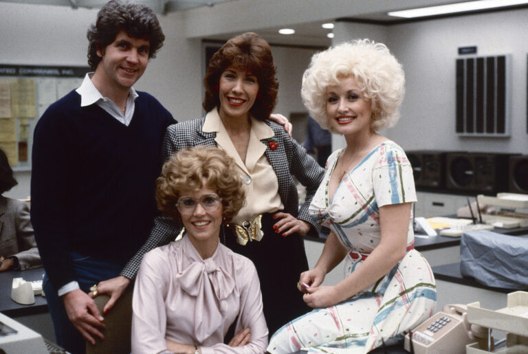 O diretor Colin Higgins e as atrizes Jane Fonda, Lily Tomlin e Dolly Parton