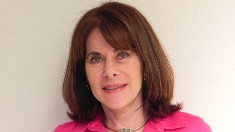 À frente do estudo de longevidade, Mayana Zatz é uma bióloga molecular e geneticista brasileira, professora do Instituto de Biociências da USP