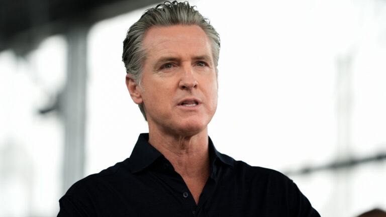 Gavin Newsom foi Vice-Governador da Califórnia por dois mandatos, e atualmente ocupa o cargo de mandatário do estado também pelo segundo mandato consecutivo