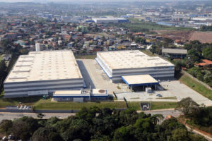 O galpão BTLG Guarulhos I possui 95.348 m² de área bruta locável e está 100% alugado para grandes redes do varejo