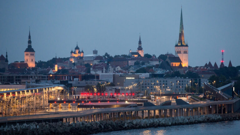 Uma vista da cidade e do Porto de Tallinn. Tallinn é a capital e o principal centro governamental, financeiro, industrial e cultural da Estônia