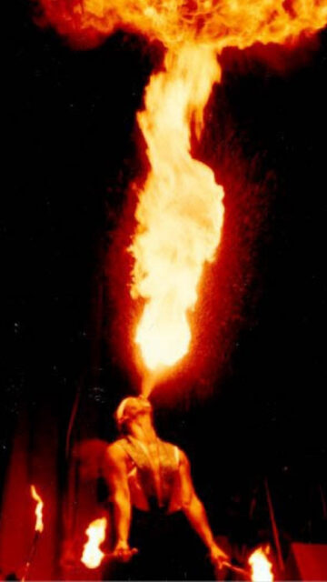 No início da década de 1980, o cuspidor de fogo Guy Laliberté e um grupo de artistas de rua se apresentavam para turistas em Baie-Saint-Paul, plantando a semente para a criação do Cirque du Soleil