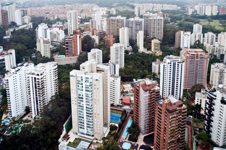 O bairro do Itaim Bibi segue como o mais caro da cidade de São Paulo, com o preço médio do metro quadrado beirando a marca histórica de R$ 20 mil