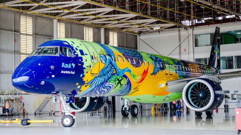 Pintando 100% dos aviões da divisão de aviação executiva da Embraer, a AkzoNobel forneceu a tecnologia e as cores para a criação do avião comercial em tributo à ararinha-azul