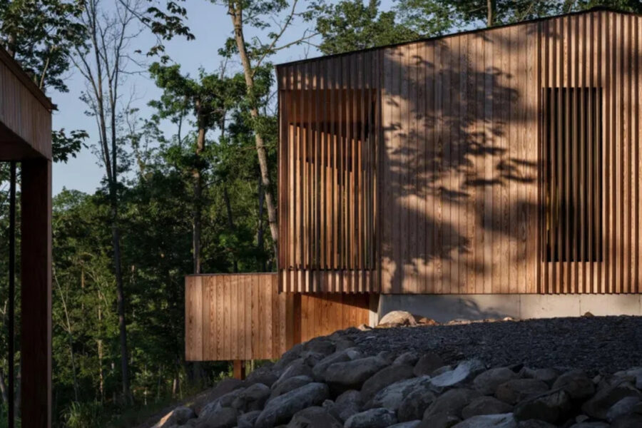 O revestimento de pinho termicamente modificado da Arbor Wood destaca este projeto de madeira engenheirada em Sera Sandy Ridge, onde a arquitetura está profundamente integrada à paisagem ao seu redor