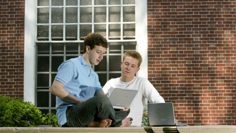 Chris Hughes conheceu Mark Zuckerberg em Harvard. Em 2007, deixou o Facebook para comandar a estratégia de organização on-line da campanha presidencial de Barack Obama.