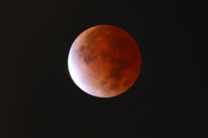 O fenômeno em que a Lua fica parcialmente escurecida será visível de todo país