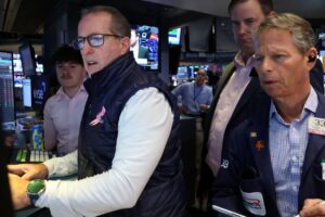 Operadores na bolsa de Nova York: atenção aos juros (Foto: Brendan McDermid / Reuters)