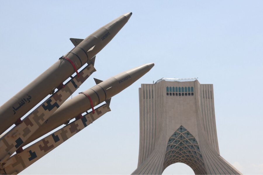 Sistema de mísseis iraniano é exibido na Praça Azadi, em Teerã