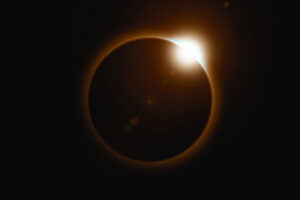 Olhar diretamente para o eclipse solar sem proteção pode causar danos na retina