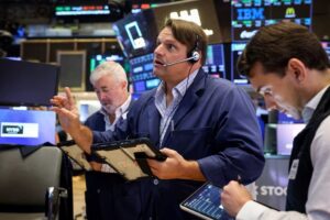 Operador na Bolsa de Nova York (foto: Brendan McDermitt / Reuters)