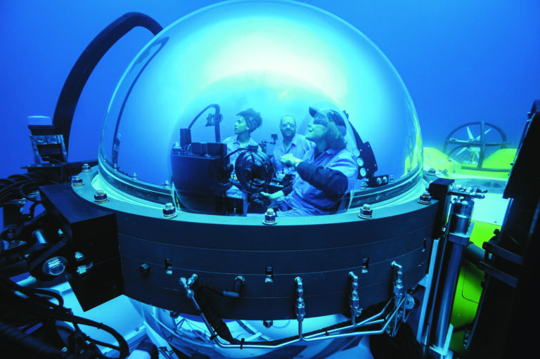Sylvia no submersível DeepSea mergulhando em Galápagos (2022), durante mais uma expedição da Mission Blue, fundação que ela criou em 2009