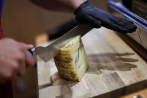 Funcionário corta queijo curado com trufas importado da Espanha em uma loja na Cidade do México