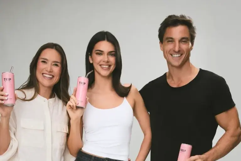 Olivia Ferdi e Daniel Khoury, cofundadores da Trip, com Kendall Jenner