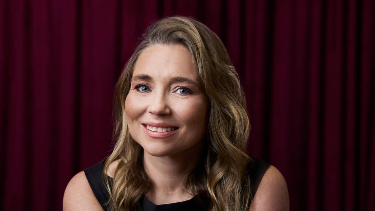 Sissi Freeman, diretora de marketing da Granado, em ambiente corporativo moderno.