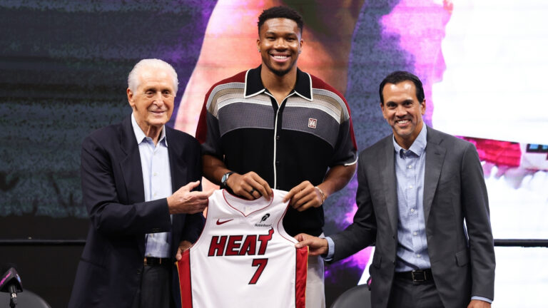 Desde 2018, Giannis Antetokounmpo integra as listas da Forbes de jogadores mais bem pagos da NBA e de atletas mais bem pagos do mundo