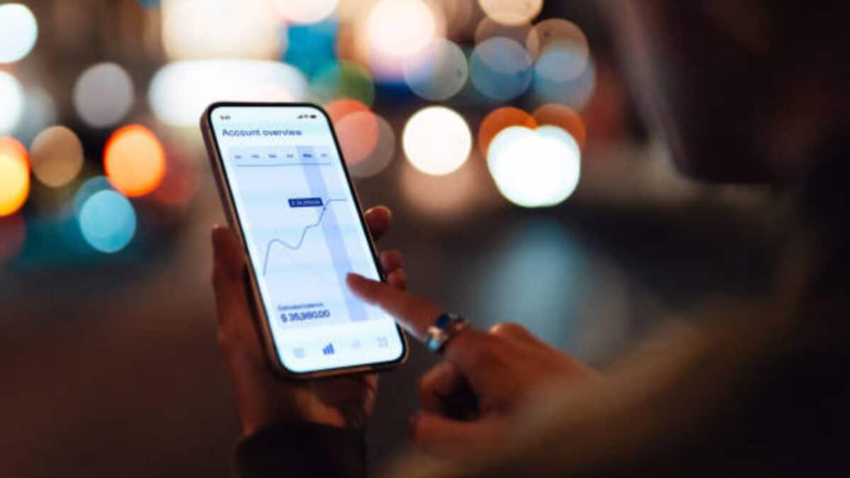 Gráfico mostrando aumento de ativos brasileiros no exterior e complexidade tributária