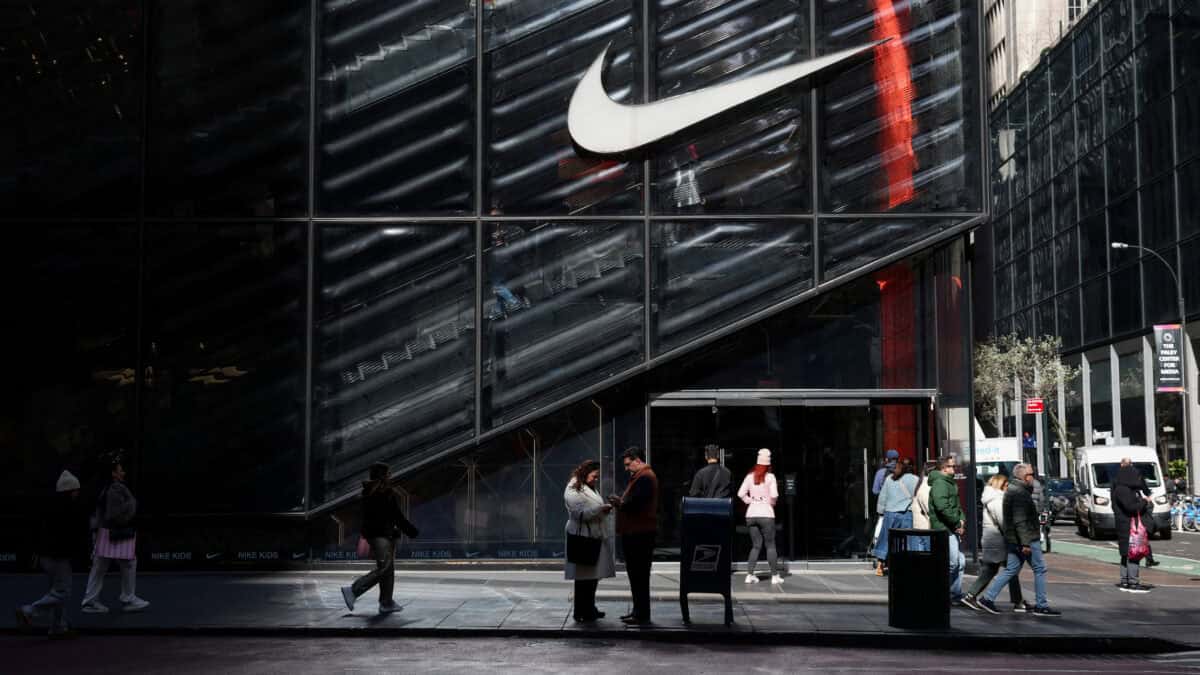 Logotipo da Nike em fundo escuro simbolizando crise financeira