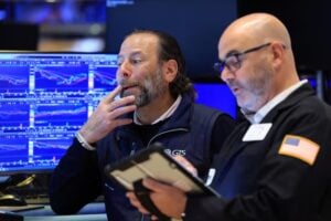 Operadores em Nova York: queda das ações e alta dos juros (Foto: Brendan McDermid / Reuters)
