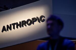 Logo da Anthropic durante evento em San Francisco (Foto: Carlos Barria / Reuters)
