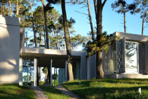 O custo de construção residencial em Punta del Este varia entre US$ 2.000 e US$ 4.000 por metro quadrado, sem incluir o valor do lote