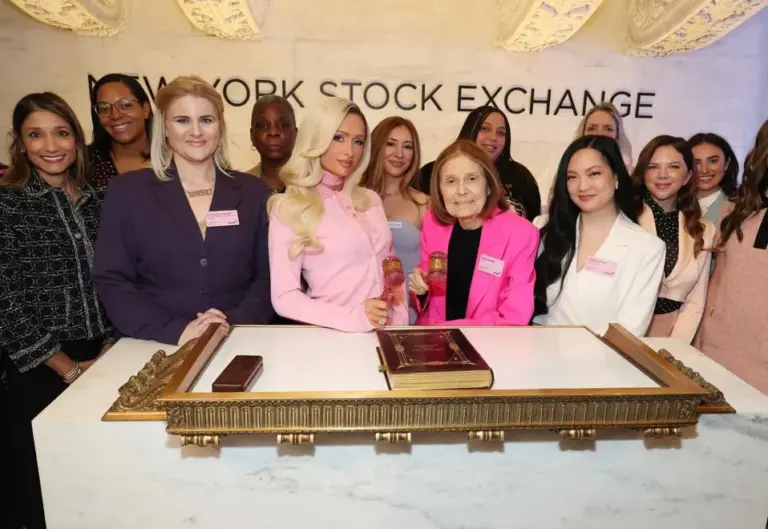 Paris Hilton, Gloria Steinem e Amanda Nguyen celebram o Dia Internacional da Mulher na Bolsa de Valores de Nova York