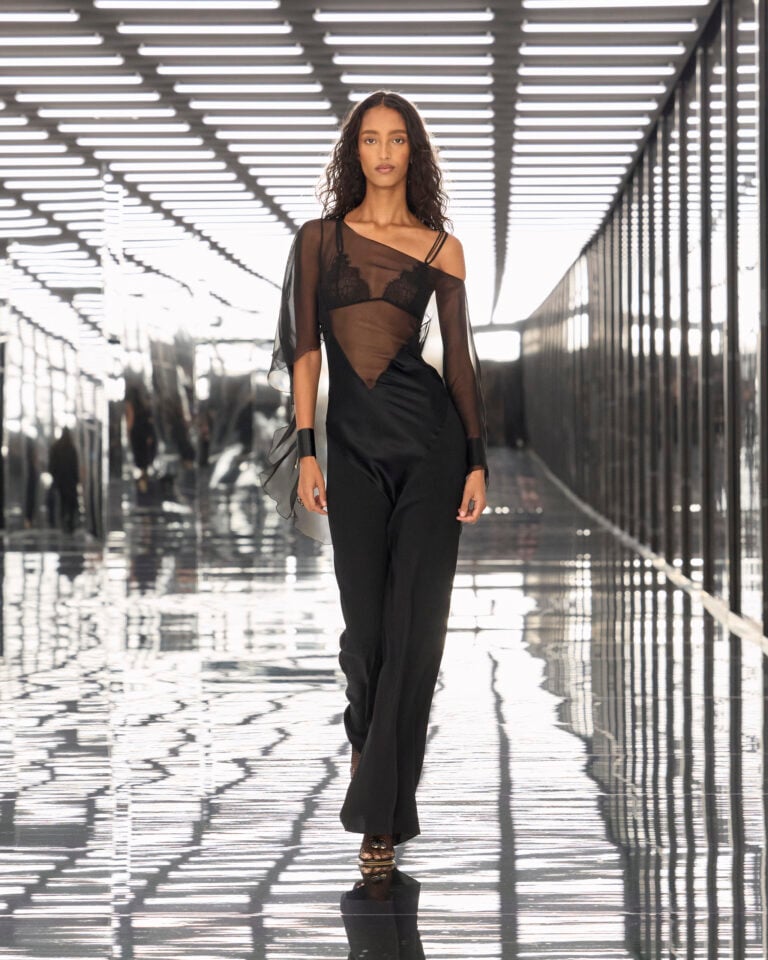 Fendi Liberta e Reafirma o Corpo Feminino no Verão 2027