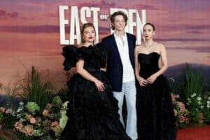 Atores Florence Pugh e Mike Faist e a roteirista Zoe Kazan