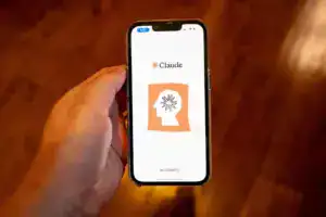 A página da própria Anthropic que monitora o funcionamento do Claude, informou que o serviço parou de funcionar a partir dás 11h (horário de Brasília)