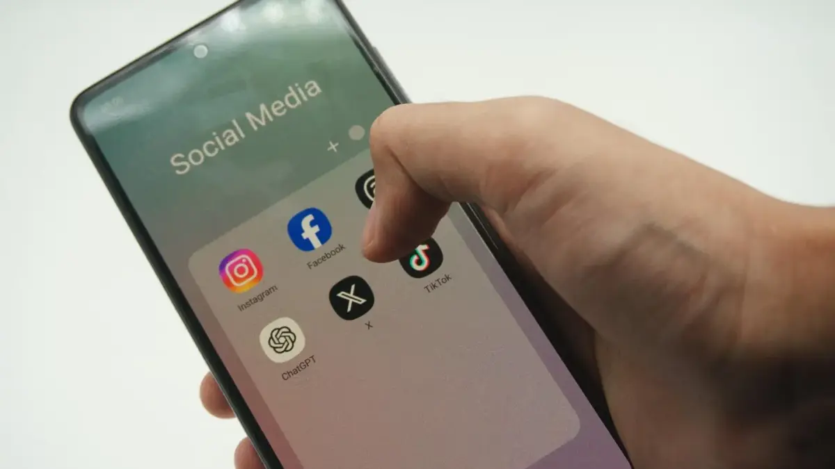 Como as Plataformas de Redes Sociais Identificam Conteúdos Gerados por IA