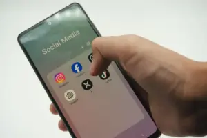 Pinterest, Meta, LinkedIn, TikTok e X adotam ferramentas para identificar conteúdos gerados ou modificados por inteligência artificial.