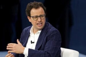 CEO Bilionário da Anthropic Pede Que Concorrentes Desacelerem o Desenvolvimento da IA