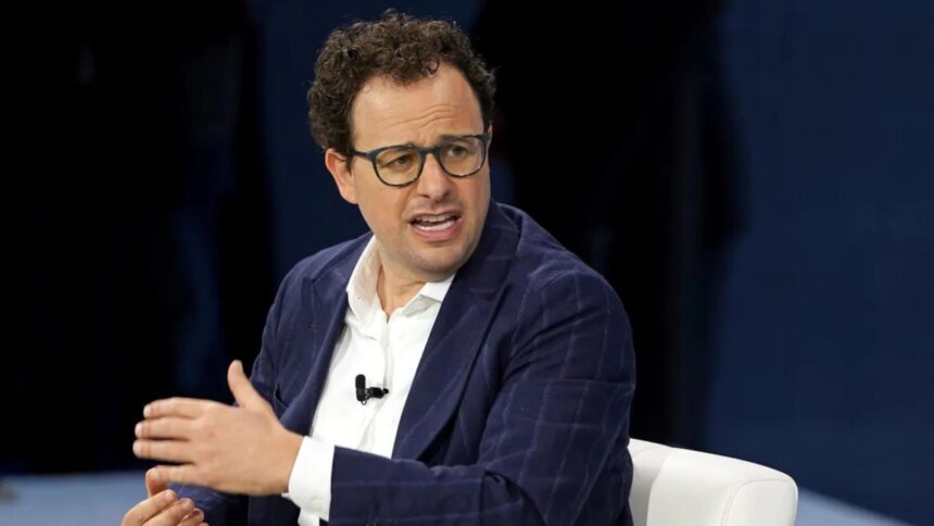 CEO Bilionário da Anthropic Pede Que Concorrentes Desacelerem o Desenvolvimento da IA
