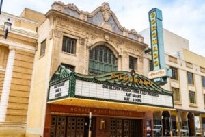 Rockford, Illinois, Estados Unidos — 30 de abril de 2026: histórico edifício do Coronado Theatre, localizado no centro de Rockford, em Illinois