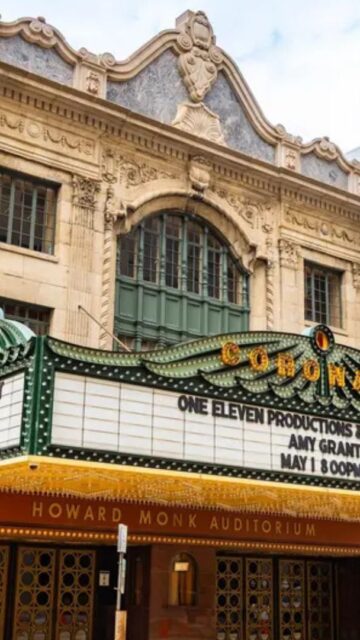 Rockford, Illinois, Estados Unidos — 30 de abril de 2026: histórico edifício do Coronado Theatre, localizado no centro de Rockford, em Illinois