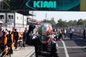 Kimi Antonelli, da Mercedes, comemora após vencer o GP da Itália