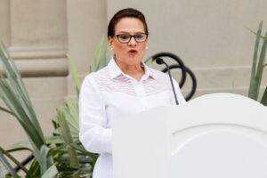 Ilya Espino de Marotta fez história na última semana ao se tornar a primeira mulher a assumir o comando do Canal do Panamá