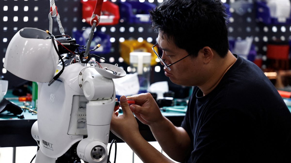 China Desacelera IPOs de Robôs Humanoides À Medida Que Entusiasmo Supera a Realidade