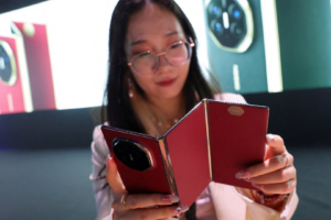 Samsung, Motorola, Huawei, Google e Apple adotam diferentes soluções de engenharia para combinar flexibilidade, resistência e menor marca na tela