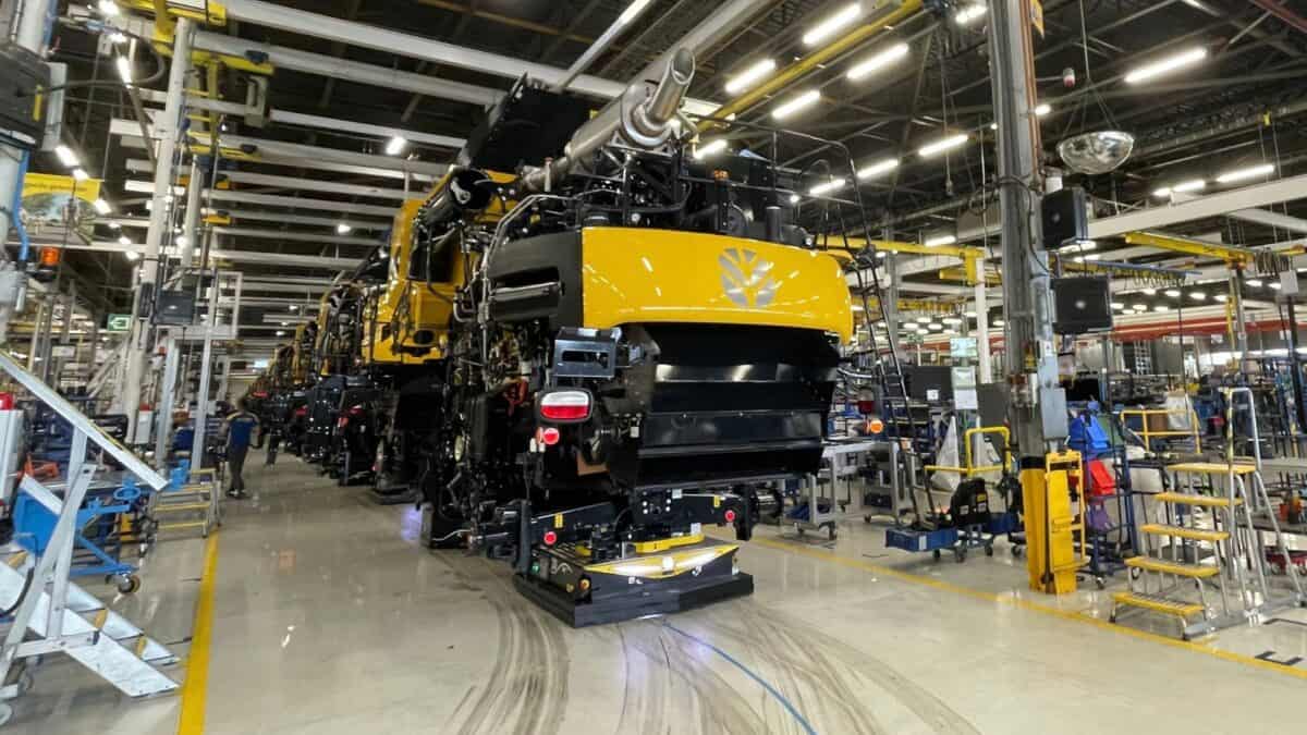 Robôs colaborativos trabalhando em linha de montagem de colheitadeiras New Holland