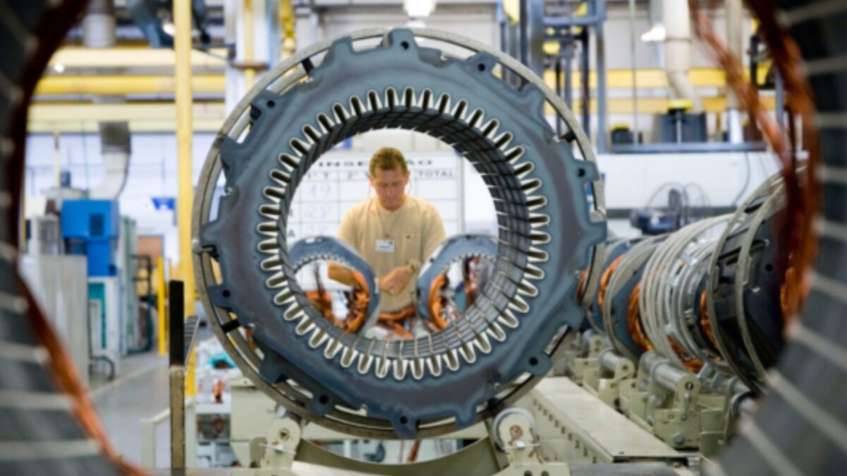 Instalação industrial da WEG produzindo geradores