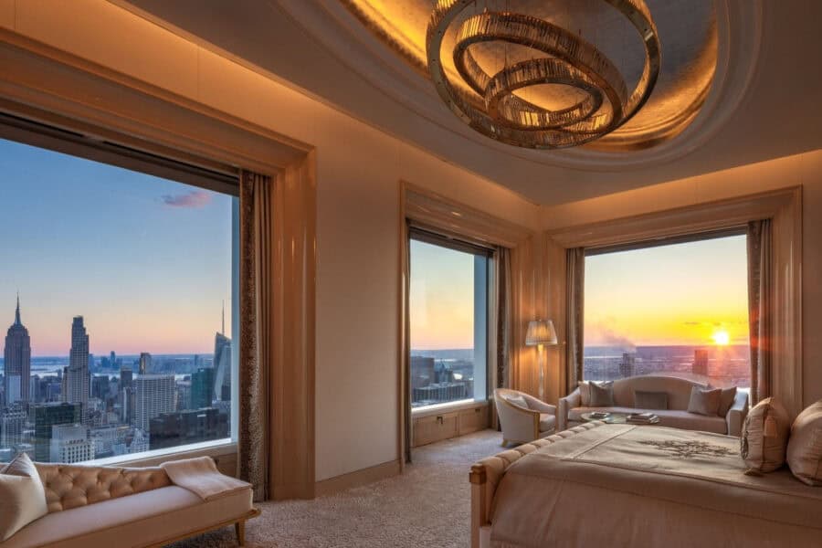 Ocupando todo o 64º andar do 432 Park Avenue, o apartamento de US$ 80 milhões se destaca pelo pé-direito exclusivo de 4,9 metros e vistas de 360 graus da cidade