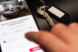 Cidades como Paris, Barcelona e Veneza já haviam recorrido a regulamentações próprias para coibir o avanço do Airbnb antes da ação europeia