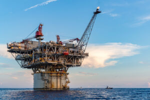 Os conflitos armados no Oriente Médio adiam o retorno dos fluxos normais de petróleo e pressionam os preços dos combustíveis no mercado global