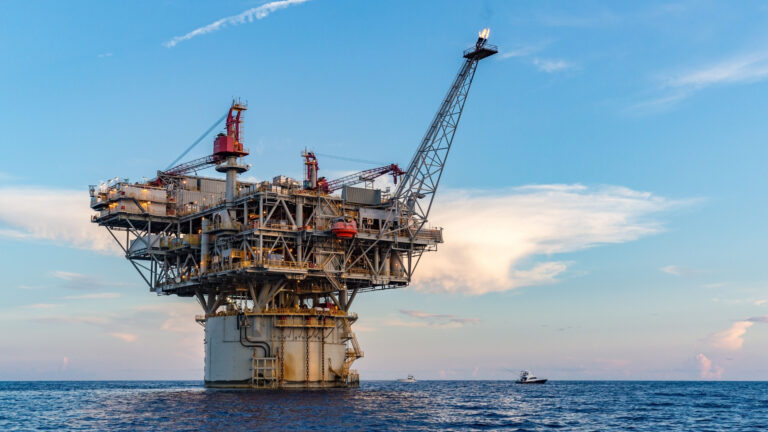 Os conflitos armados no Oriente Médio adiam o retorno dos fluxos normais de petróleo e pressionam os preços dos combustíveis no mercado global