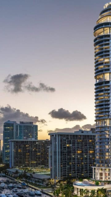 Projetado pelo renomado arquiteto nova-iorquino Robert A. M. Stern, o St. Regis Miami foi desenhado com traços específicos para atrair a nova onda de compradores domésticos americanos na Flórida