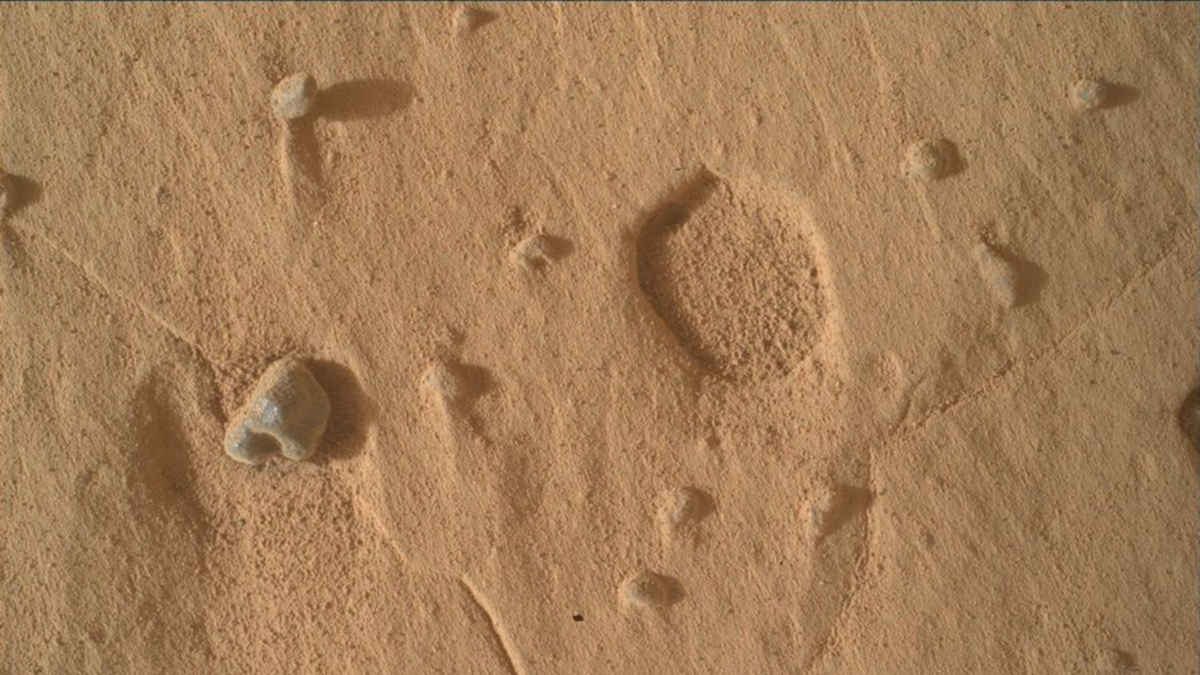 Robô da Nasa Identifica Buracos Incomuns no Solo de Marte