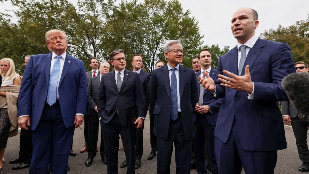 Trump Firma Pacto Voluntário de Segurança com CEOs de IA e Defende Expansão de Data Centers